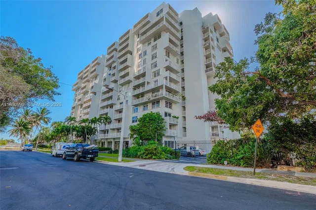 Kuchnia; sprzęt kuchenny, podłoga drewniana, światło dzienne, styl nowoczesny