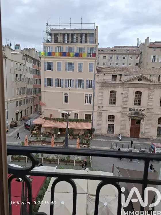 Κουζίνα; συσκευές κουζίνας, ξύλινο πάτωμα, φυσικό φως, μοντέρνο στυλ