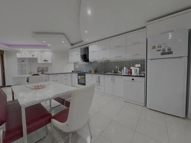 Кухня; кухненски уреди, дървен под, естествена светлина, модерен стил