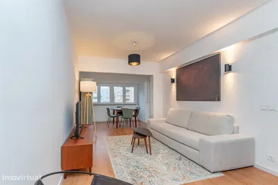 Mutfak; mutfak aletleri, ahşap zemin, doğal ışık, modern stil