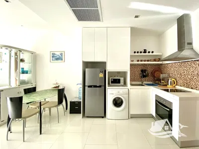 Kuchyně; kuchyňské spotřebiče, dřevěná podlaha, přirozené světlo, moderní styl