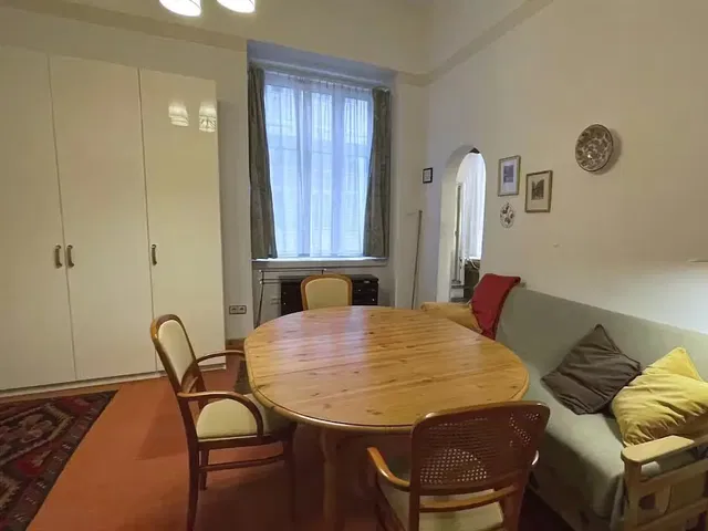 Cucina; elettrodomestici, pavimento in legno, luce naturale, stile moderno