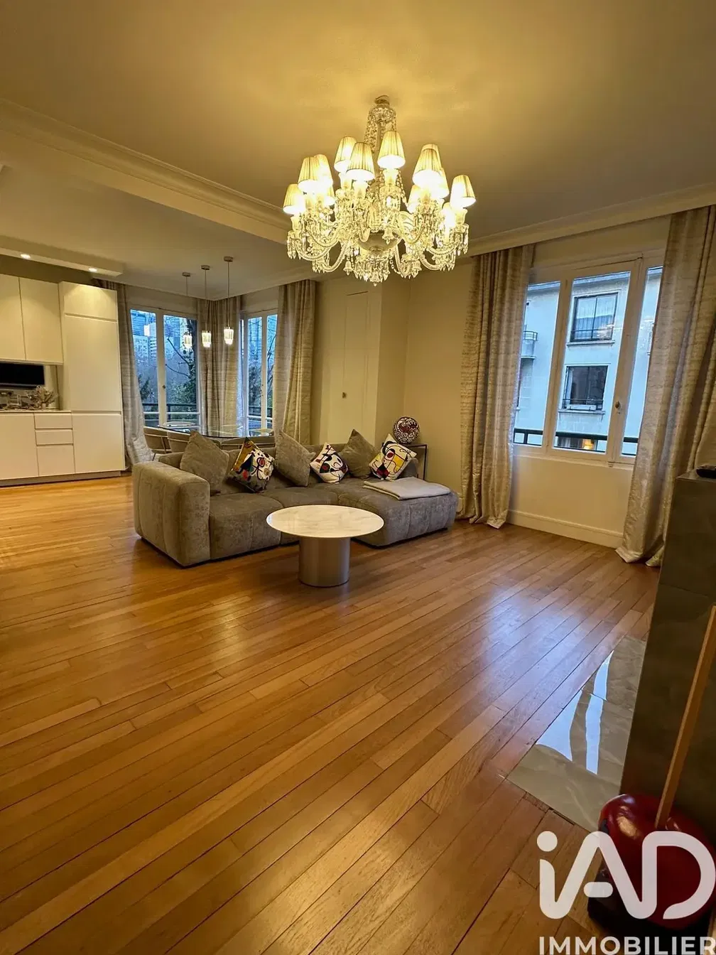 Кухиња; кухињски апарати, дрвени под, природно светло, модерни стил