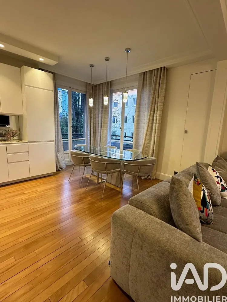 Дневна соба; дрвени под, природно светло, модерни стил