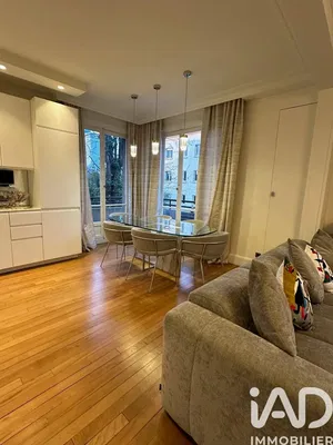 Дневна соба; дрвени под, природно светло, модерни стил