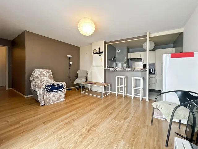 Cucina; elettrodomestici, pavimento in legno, luce naturale, stile moderno
