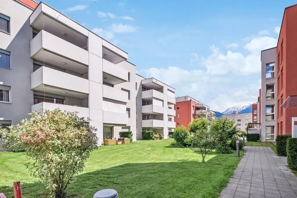 Obývací pokoj; dřevěná podlaha, přirozené světlo, moderní styl