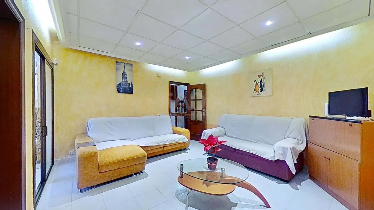 Кухня; кухненски уреди, дървен под, естествена светлина, модерен стил