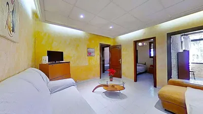 Кухня; кухненски уреди, дървен под, естествена светлина, модерен стил