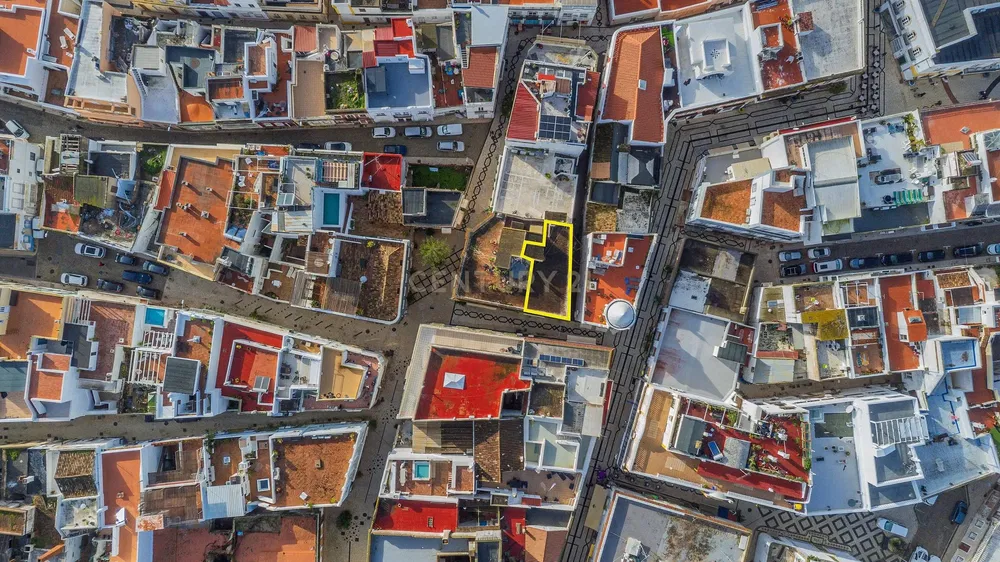 Кухиња; кухињски апарати, дрвени под, природно светло, модерни стил