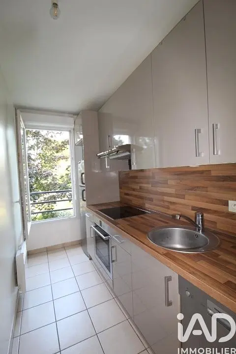 Mutfak; mutfak aletleri, ahşap zemin, doğal ışık, modern stil