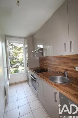 Mutfak; mutfak aletleri, ahşap zemin, doğal ışık, modern stil