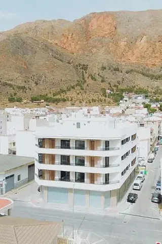 Cucina; elettrodomestici, pavimento in legno, luce naturale, stile moderno