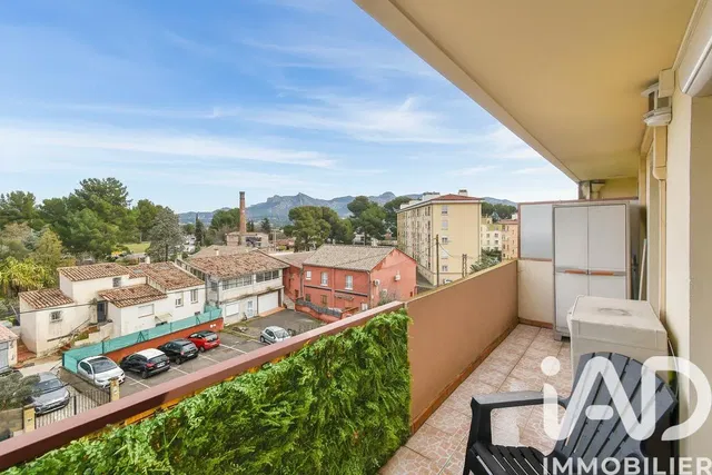 Cuisine; électroménager, parquet, lumière naturelle, style moderne