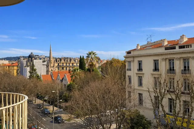 Kuchnia; sprzęt kuchenny, podłoga drewniana, światło dzienne, styl nowoczesny