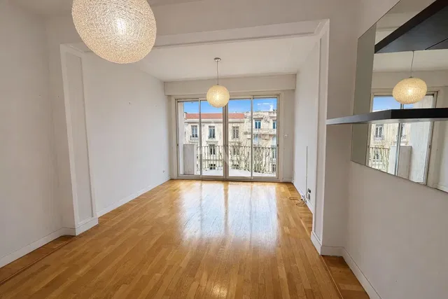 Kuchnia; sprzęt kuchenny, podłoga drewniana, światło dzienne, styl nowoczesny