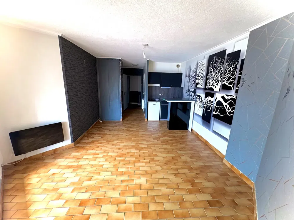 Cozinha; eletrodomésticos, chão de madeira, luz natural, estilo moderno