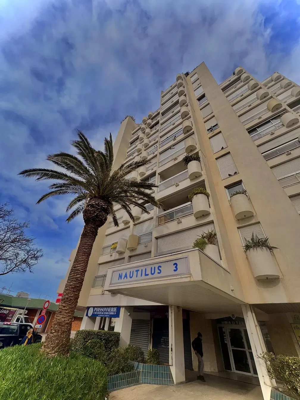 Cozinha; eletrodomésticos, chão de madeira, luz natural, estilo moderno