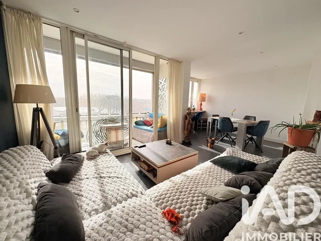 Living room; wood floor, natural light, modern style