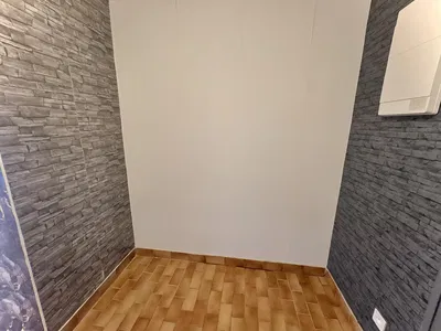 Cozinha; eletrodomésticos, chão de madeira, luz natural, estilo moderno