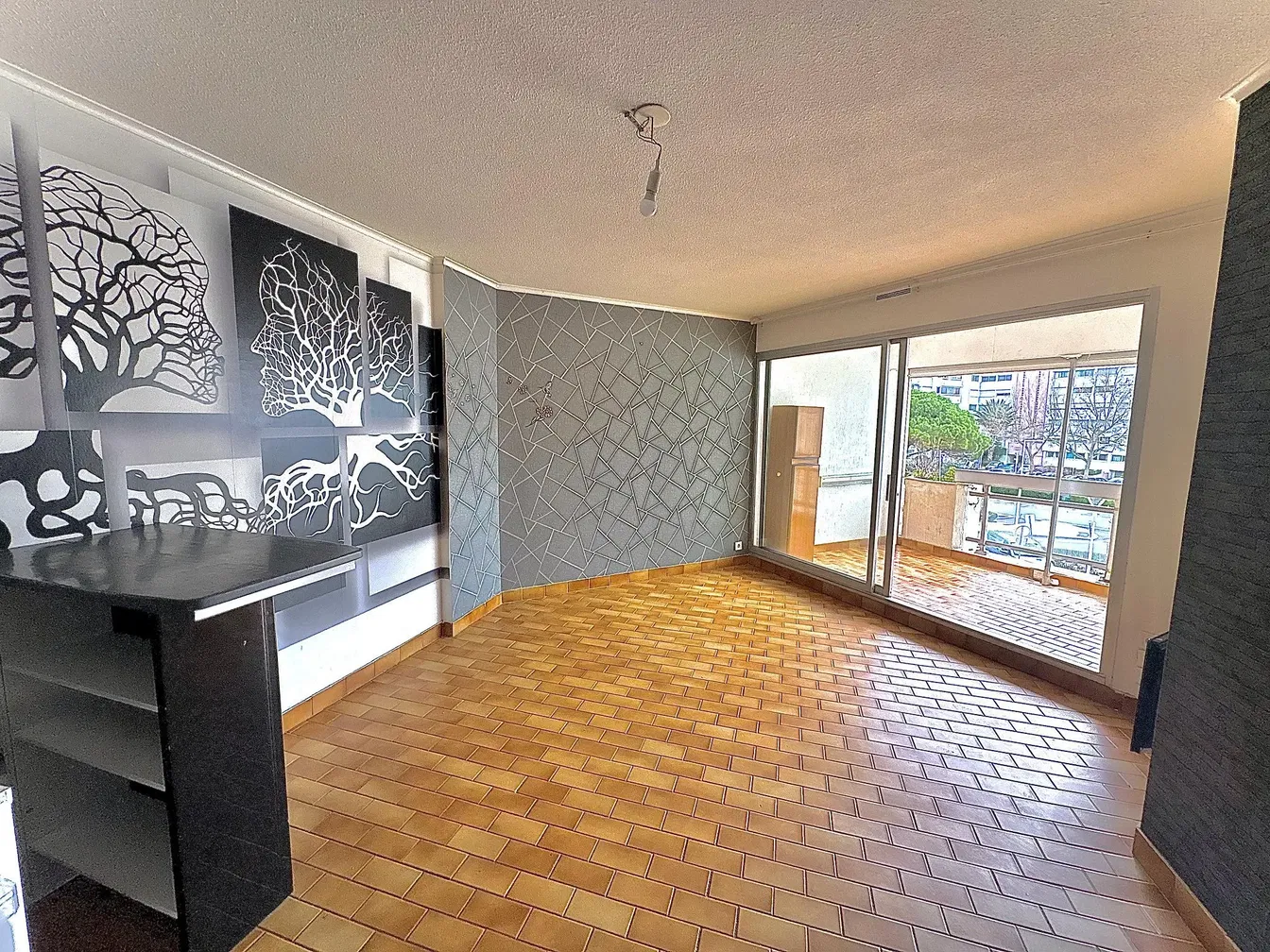 Cozinha; eletrodomésticos, chão de azulejo, luz natural, estilo moderno