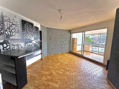 Cozinha; eletrodomésticos, chão de azulejo, luz natural, estilo moderno