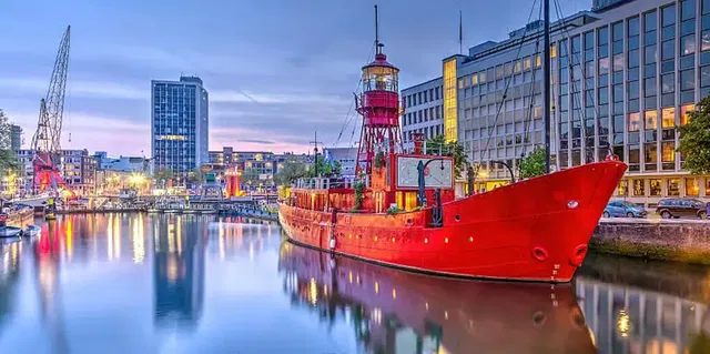 Küche; küchengeräte, holzboden, tageslicht, moderner stil