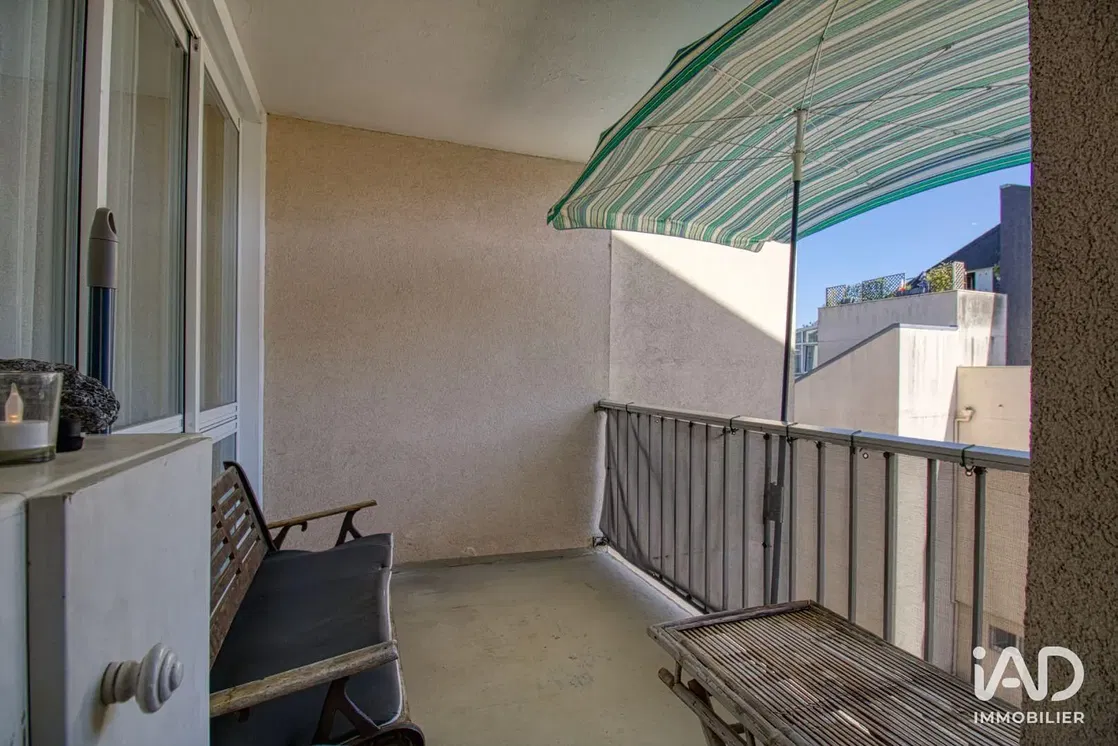 Дневна соба; дрвени под, природно светло, модерни стил