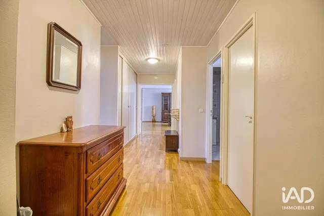 Kuchyně; kuchyňské spotřebiče, dřevěná podlaha, přirozené světlo, moderní styl