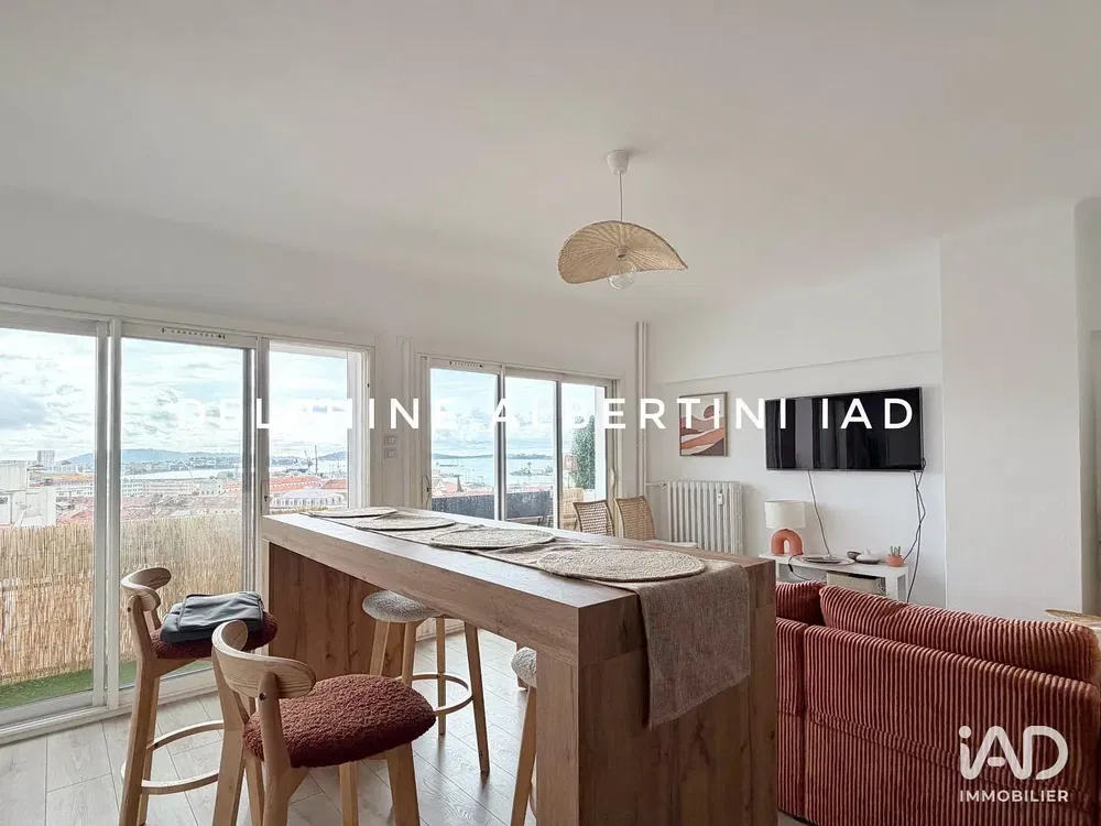 Cuisine; électroménager, parquet, lumière naturelle, style moderne