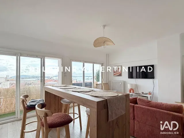 Keuken; keukenapparatuur, houten vloer, natuurlijk licht, moderne stijl