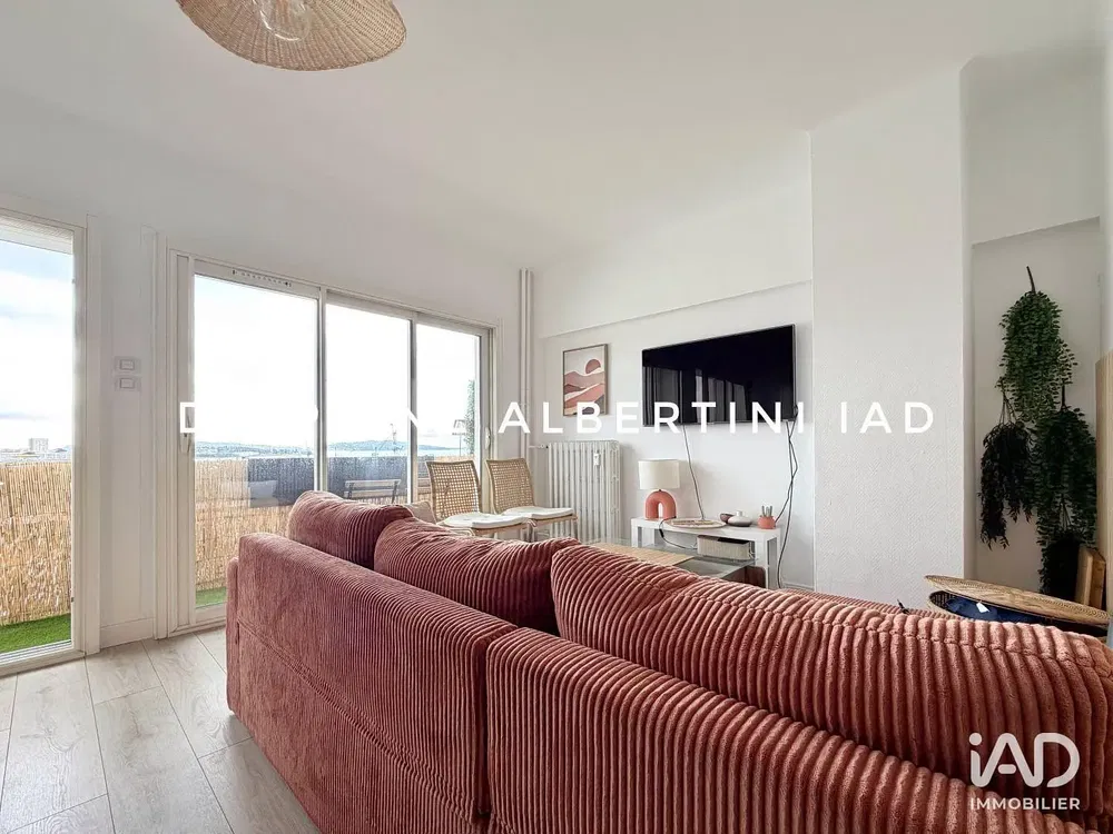 Cuisine; électroménager, parquet, lumière naturelle, style moderne