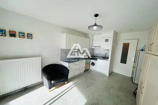 Cocina; electrodomésticos, suelo de madera, luz natural, estilo moderno