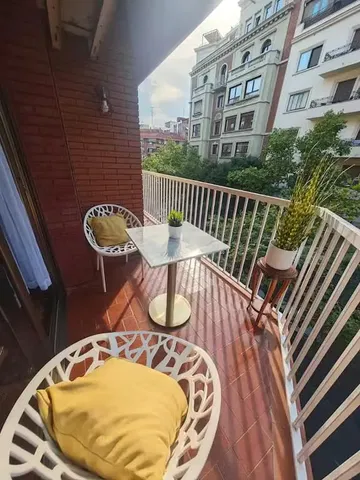 Keuken; keukenapparatuur, houten vloer, natuurlijk licht, moderne stijl