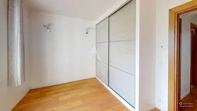 Cucina; elettrodomestici, pavimento in legno, luce naturale, stile moderno