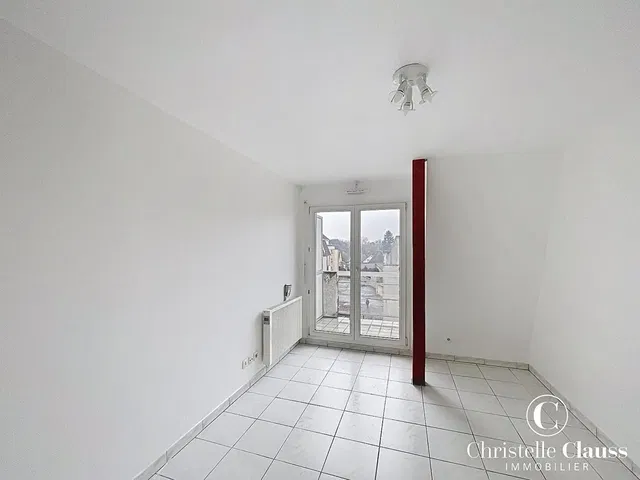 Κουζίνα; συσκευές κουζίνας, ξύλινο πάτωμα, φυσικό φως, μοντέρνο στυλ