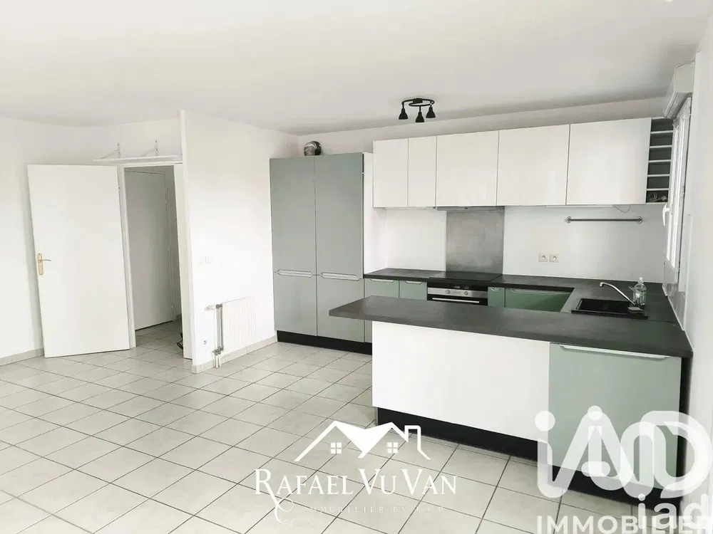 Cuisine; électroménager, parquet, lumière naturelle, style moderne