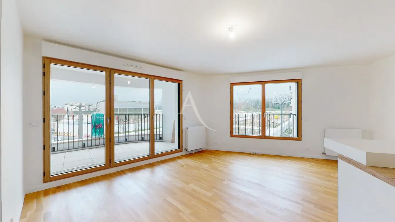 Kuchyně; kuchyňské spotřebiče, dřevěná podlaha, přirozené světlo, moderní styl