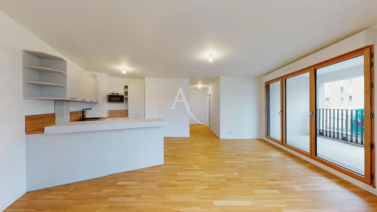 Kuchyně; kuchyňské spotřebiče, dřevěná podlaha, přirozené světlo, moderní styl