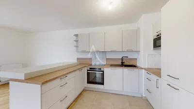 Kuchyně; kuchyňské spotřebiče, dřevěná podlaha, přirozené světlo, moderní styl