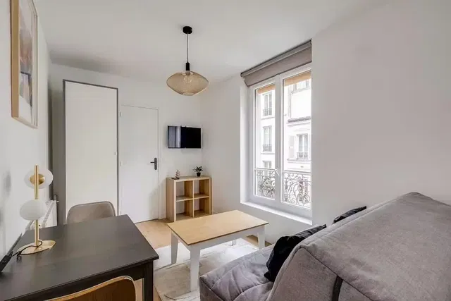 Keuken; keukenapparatuur, houten vloer, natuurlijk licht, moderne stijl