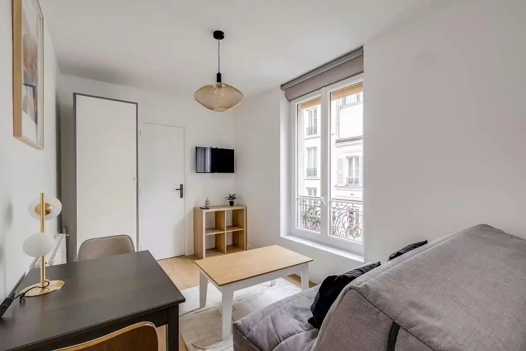 Кухиња; кухињски апарати, дрвени под, природно светло, модерни стил