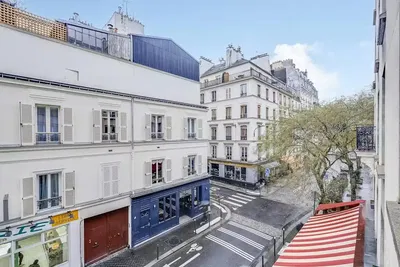 Кухиња; кухињски апарати, дрвени под, природно светло, модерни стил