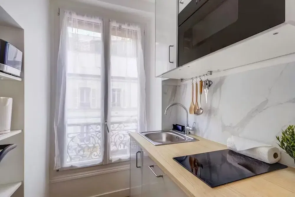 Кухиња; кухињски апарати, дрвени под, природно светло, модерни стил