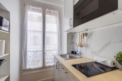 Кухиња; кухињски апарати, дрвени под, природно светло, модерни стил