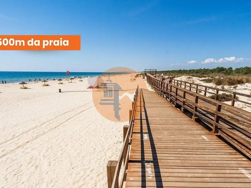 Kuchyně; kuchyňské spotřebiče, dřevěná podlaha, přirozené světlo, moderní styl