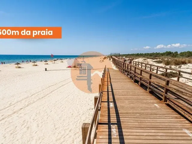 Kuchyně; kuchyňské spotřebiče, dřevěná podlaha, přirozené světlo, moderní styl