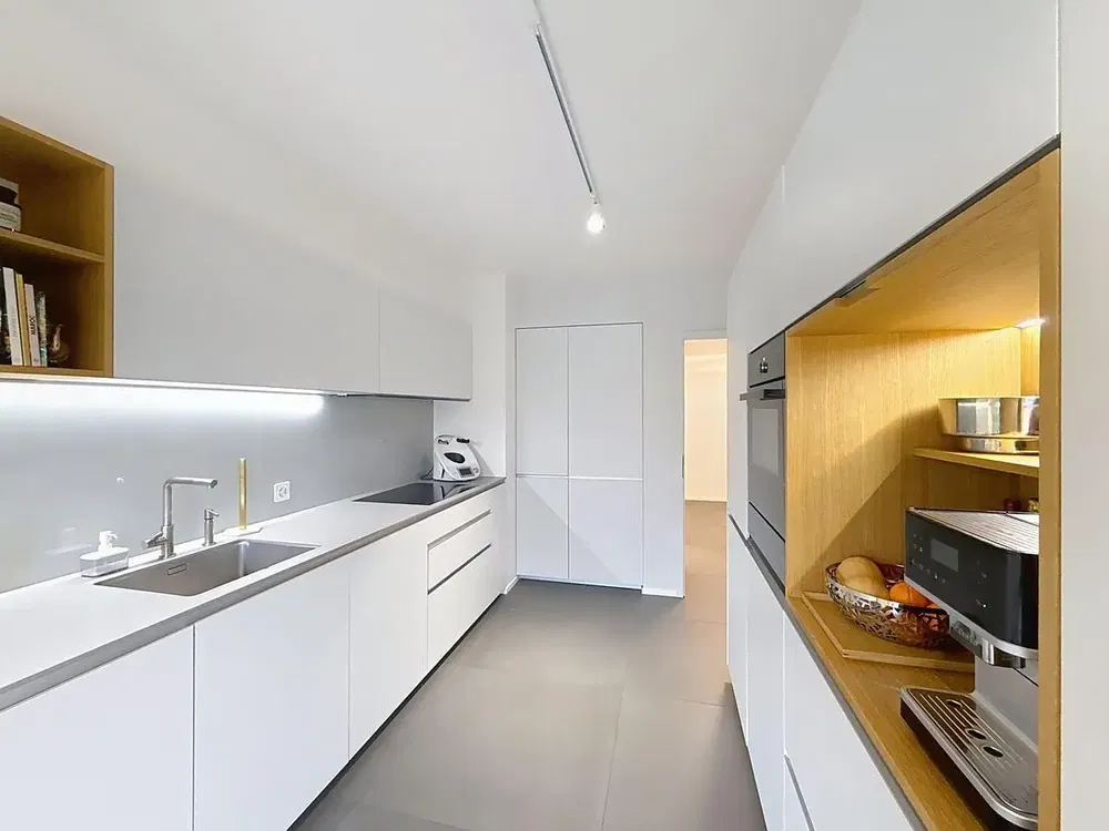 Кухиња; кухињски апарати, дрвени под, природно светло, модерни стил