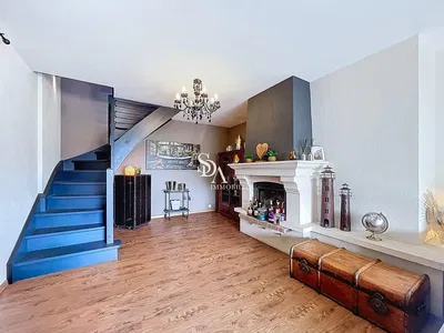 Cucina; elettrodomestici, pavimento in legno, luce naturale, stile moderno