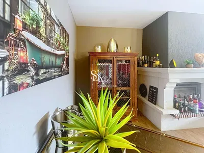 Cucina; elettrodomestici, pavimento in legno, luce naturale, stile moderno